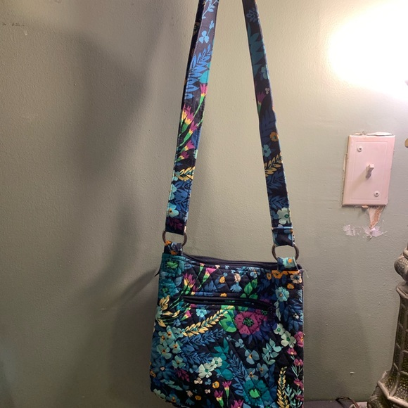 Vera Bradley crossbody mailbag beautiful bright colors no fading like new - Picture 5 of 8